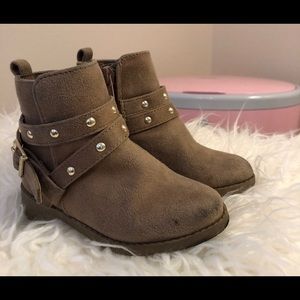 Toddler girl Mia ankle boots size 6c